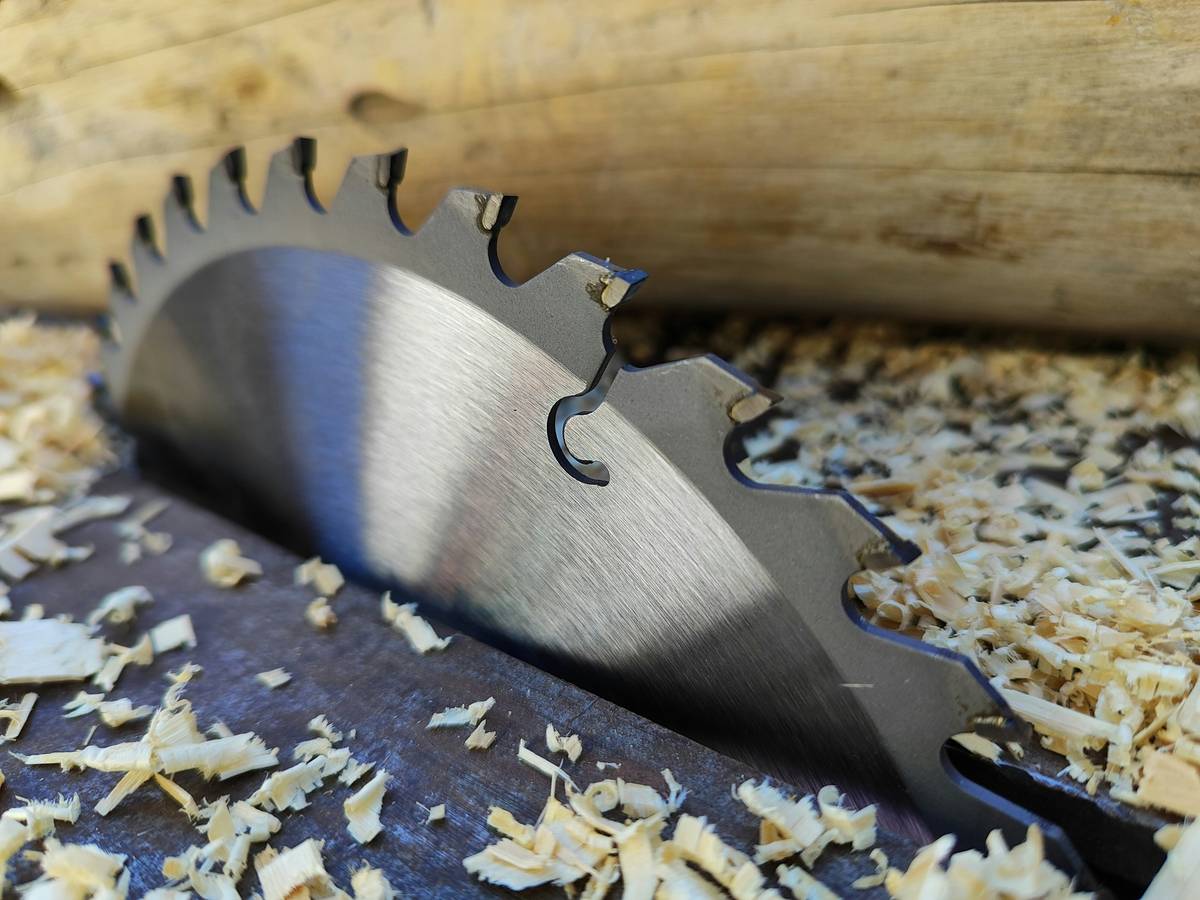 diy project saw blade how to - correct blade installation on circular saw