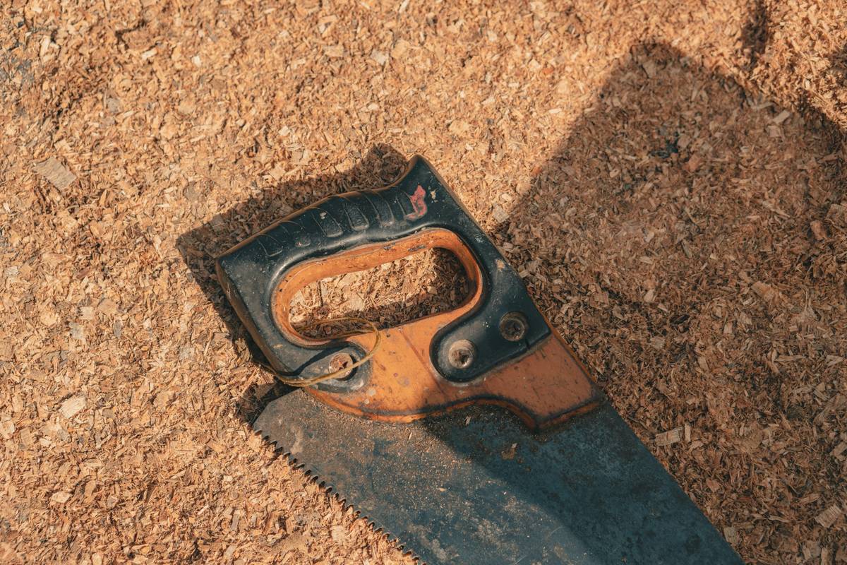 Side-by-side comparison of worn vs new saw blades for hand saw showing tooth wear patterns