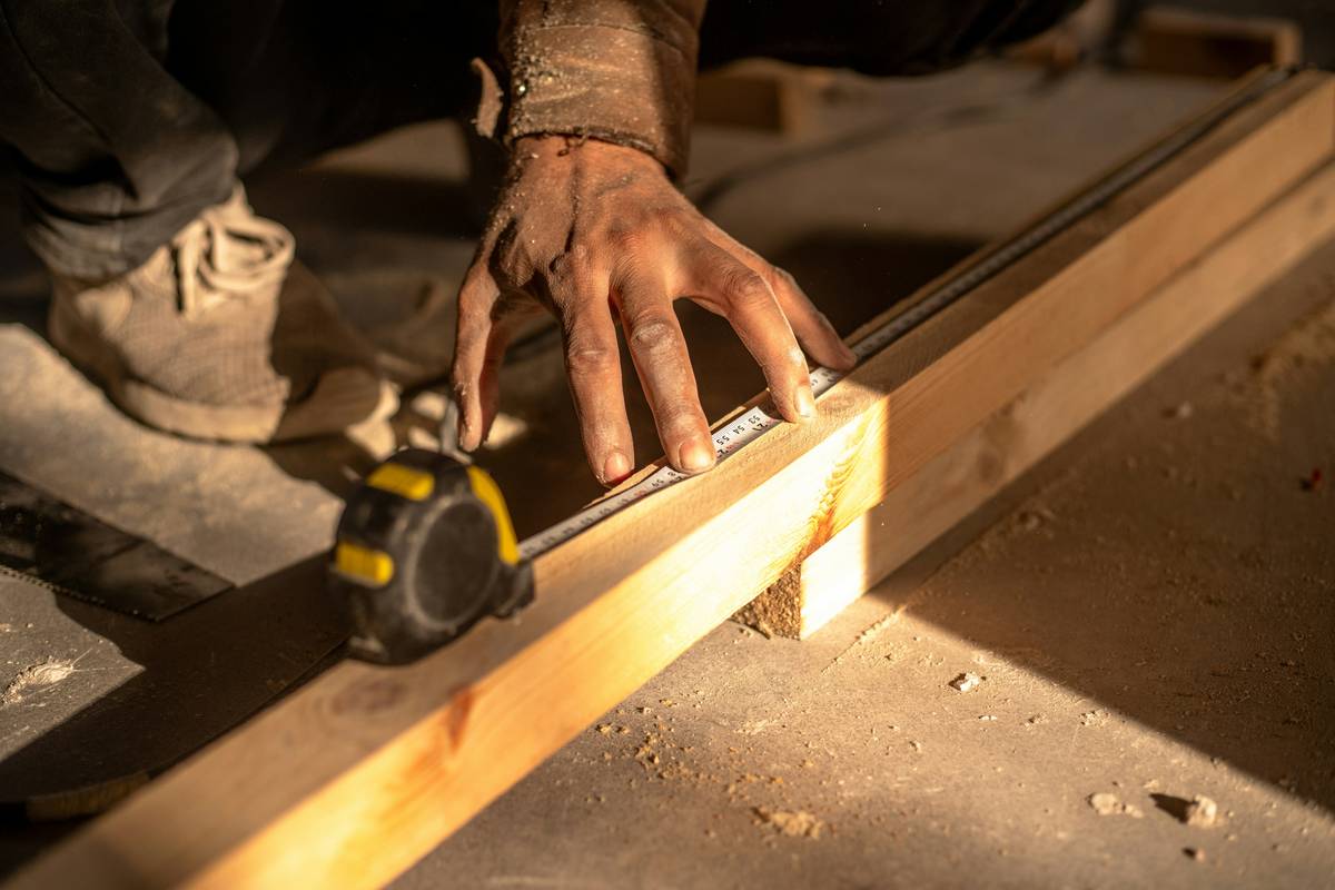Comparison of hand saw blades for wood installed on different saw frames showing performance in various wood types