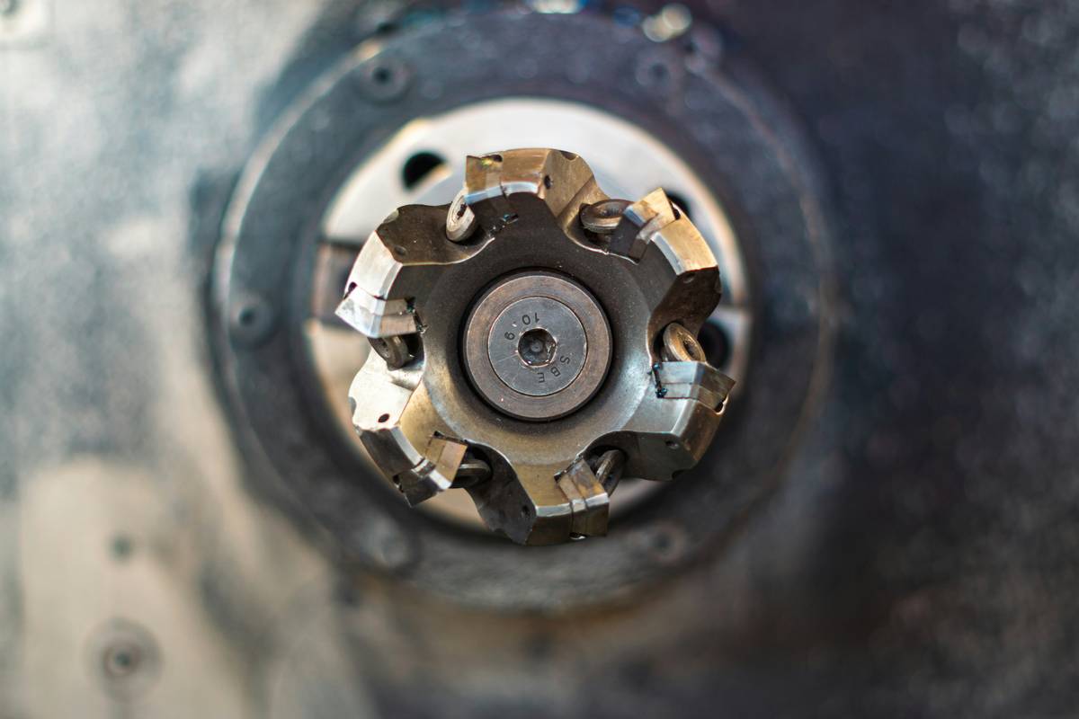 Correct orientation of saw blade teeth when changing a skill saw blade