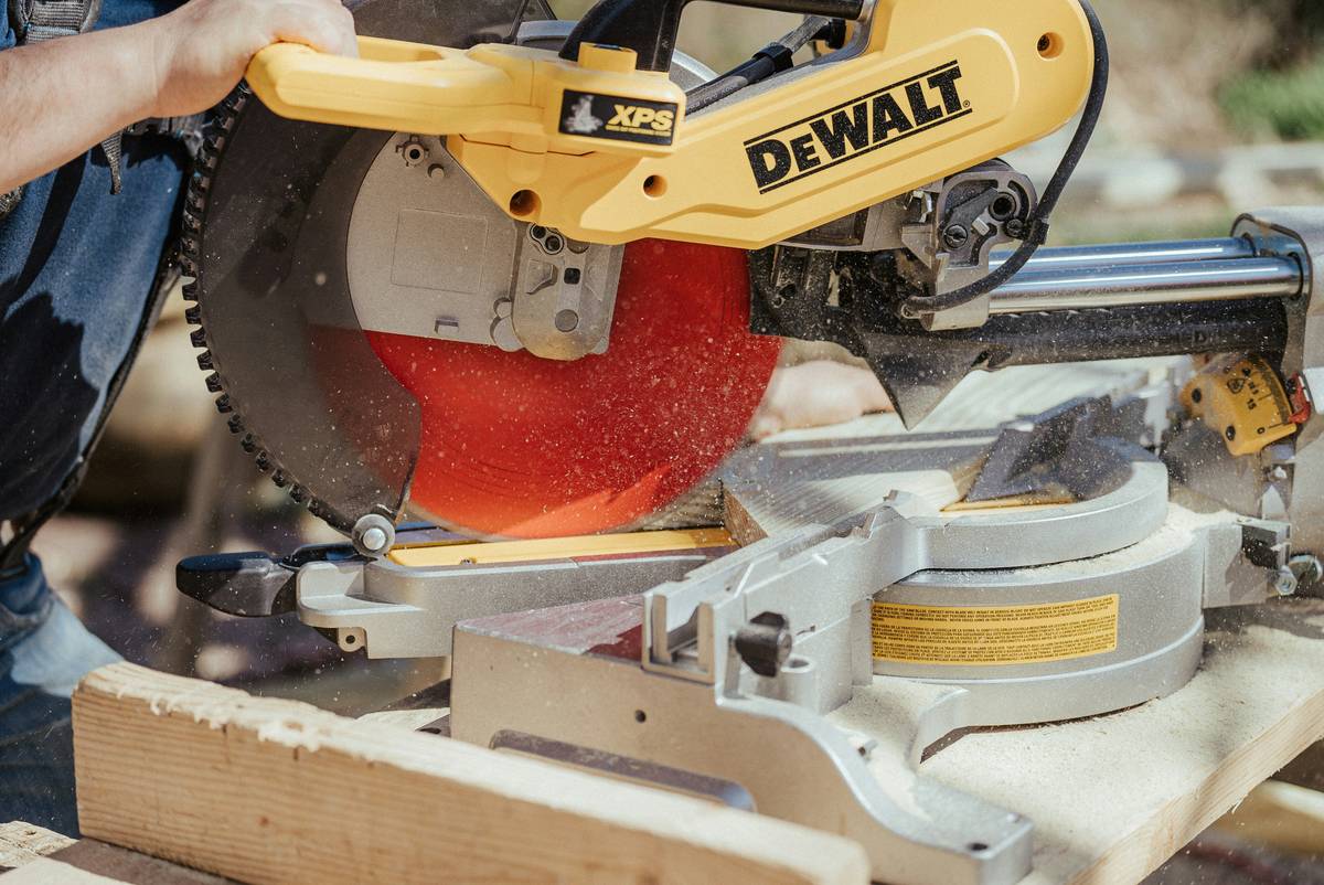 Close-up of a high-quality carbide-tipped saw blade mounted on a table saw—cutting supply saw blade are good for precision woodworking tasks.